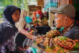 Petugas UPT Pukesmas Klakah memeriksa kesehatan warga saat layanan Dokter Muter di Desa Sawaran Lor, Kecamatan Klakah, Lumajang, Jawa Timur, Kamis (3/7/2025). Dinas Kesehatan, Pengendalian Penduduk dan Keluarga Berencana (Dinkes P2KB) Kabupaten Lumajang menggelar program Dokter Muter untuk memberikan layanan kesehatan keliling bagi masyarakat Desa yang jauh dari layanan kesehatan di wilayah itu. Antara Jatim/Irfan Sumanjaya/um 