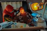 Petugas UPT Pukesmas Klakah memeriksa kesehatan gigi warga saat layanan Dokter Muter di Desa Sawaran Lor, Kecamatan Klakah, Lumajang, Jawa Timur, Kamis (3/7/2025). Dinas Kesehatan, Pengendalian Penduduk dan Keluarga Berencana (Dinkes P2KB) Kabupaten Lumajang menggelar program Dokter Muter untuk memberikan layanan kesehatan keliling bagi masyarakat Desa yang jauh dari layanan kesehatan di wilayah itu. Antara Jatim/Irfan Sumanjaya/um 