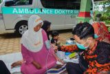 Petugas UPT Pukesmas Klakah memeriksa kesehatan warga saat layanan Dokter Muter di Desa Sawaran Lor, Kecamatan Klakah, Lumajang, Jawa Timur, Kamis (3/7/2025). Dinas Kesehatan, Pengendalian Penduduk dan Keluarga Berencana (Dinkes P2KB) Kabupaten Lumajang menggelar program Dokter Muter untuk memberikan layanan kesehatan keliling bagi masyarakat Desa yang jauh dari layanan kesehatan di wilayah itu. Antara Jatim/Irfan Sumanjaya/um 