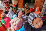 Warga mengantre untuk periksa kesehatan balita saat layanan kesehatan keliling di Desa Sawaran Lor, Kecamatan Klakah, Lumajang, Jawa Timur, Kamis (3/7/2025). Berdasarkan data kementerian Kesehatan pada 2024 Indonesia mengalami penurunan prevalensi stunting menjadi 19,8 persen dari 21,5 persen pada 2023. ANTARA FOTO/Irfan SumanjayaANTARA FOTO/Irfan Sumanjaya (ANTARA FOTO/Irfan Sumanjaya)