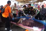Tim Dokpol Polda Bali periksa kesehatan korban selamat KMP Tunu Pratama Jaya