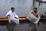 Vital bagi hidup masyarakat, Bupati Bartim tebar bibit ikan di Danau Dayu