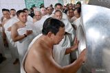 Presiden tunaikan umrah, cium Hajar Aswad