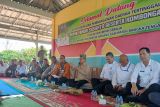 Menteri Desa dan Pembangunan Daerah Tertinggal Republik Indonesia Yandri Susanto meresmikan Koperasi Merah Putih di Desa Namang Kabupaten Bangka Tengah Provinsi Kepulauan Bangka Belitung pada Kamis (3/7/2025). Koperasi Desa (Kopdes) Merah Putih dapat dikembangkan sesuai dengan potensi desa masing-masing namun diwajibkan adanya geray-geray yang sudah ditentukan pemerintah seperti Gas Elpiji, pupuk, sembako, simpan pinjam, apotek desa, klinik desa dan lain sebagainya sehingga sesuai harapan Bapak Presiden RI Prabowo Subianto bahwa pelayanan kepada masyarakat desa harus prima dan tidak ada lagi kemiskinan dan korban rentenir.  (Antara Babel/ Rustam Effendi)
