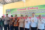 Menteri Desa dan Pembangunan Daerah Tertinggal Republik Indonesia Yandri Susanto berfoto bersama usai meresmikan Koperasi Merah Putih di Desa Namang Kabupaten Bangka Tengah Provinsi Kepulauan Bangka Belitung pada Kamis (3/7/2025). Koperasi Desa (Kopdes) Merah Putih dapat dikembangkan sesuai dengan potensi desa masing-masing namun diwajibkan adanya geray-geray yang sudah ditentukan pemerintah seperti Gas Elpiji, pupuk, sembako, simpan pinjam, apotek desa, klinik desa dan lain sebagainya sehingga sesuai harapan Bapak Presiden RI Prabowo Subianto bahwa pelayanan kepada masyarakat desa harus prima dan tidak ada lagi kemiskinan dan korban rentenir.  (Antara Babel/ Rustam Effendi)