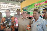 Menteri Desa dan Pembangunan Daerah Tertinggal Republik Indonesia Yandri Susanto saat mempromosikan produk unggulan Madu Pelawan khas Desa Namang dalam acara peresmian Koperasi Merah Putih di Desa Namang Kabupaten Bangka Tengah Provinsi Kepulauan Bangka Belitung pada Kamis (3/7/2025).