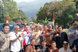 Menteri Desa dan Pembangunan Daerah Tertinggal Republik Indonesia Yandri Susanto berfoto bersama masyarakat usai meresmikan Koperasi Merah Putih di Desa Namang Kabupaten Bangka Tengah Provinsi Kepulauan Bangka Belitung pada Kamis (3/7/2025). Koperasi Desa (Kopdes) Merah Putih dapat dikembangkan sesuai dengan potensi desa masing-masing namun diwajibkan adanya geray-geray yang sudah ditentukan pemerintah seperti Gas Elpiji, pupuk, sembako, simpan pinjam, apotek desa, klinik desa dan lain sebagainya sehingga sesuai harapan Bapak Presiden RI Prabowo Subianto bahwa pelayanan kepada masyarakat desa harus prima dan tidak ada lagi kemiskinan dan korban rentenir.  (Antara Babel/ Rustam Effendi)
