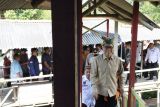 Menteri Desa dan Pembangunan Daerah Tertinggal Republik Indonesia Yandri Susanto beserta rombongan saat tiba dalam acara peresmian Koperasi Merah Putih di Desa Namang Kabupaten Bangka Tengah Provinsi Kepulauan Bangka Belitung pada Kamis (3/7/2025). Koperasi Desa (Kopdes) Merah Putih dapat dikembangkan sesuai dengan potensi desa masing-masing namun diwajibkan adanya geray-geray yang sudah ditentukan pemerintah seperti Gas Elpiji, pupuk, sembako, simpan pinjam, apotek desa, klinik desa dan lain sebagainya sehingga sesuai harapan Bapak Presiden RI Prabowo Subianto bahwa pelayanan kepada masyarakat desa harus prima dan tidak ada lagi kemiskinan dan korban rentenir.   (Antara Babel/ Rustam Effendi)