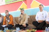 Menteri Desa dan Pembangunan Daerah Tertinggal Republik Indonesia Yandri Susanto saat memberikan sambutan dalam acara peresmian Koperasi Merah Putih di Desa Namang Kabupaten Bangka Tengah Provinsi Kepulauan Bangka Belitung pada Kamis (3/7/2025). Koperasi Desa (Kopdes) Merah Putih dapat dikembangkan sesuai dengan potensi desa masing-masing namun diwajibkan adanya geray-geray yang sudah ditentukan pemerintah seperti Gas Elpiji, pupuk, sembako, simpan pinjam, apotek desa, klinik desa dan lain sebagainya sehingga sesuai harapan Bapak Presiden RI Prabowo Subianto bahwa pelayanan kepada masyarakat desa harus prima dan tidak ada lagi kemiskinan dan korban rentenir.  (Antara Babel/ Rustam Effendi)
