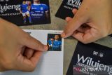Petugas menempelkan prangko pada kartu pos edisi khusus tim Persib Bandung di Kantor Pos Cabang Utama Bandung, Jawa Barat, Kamis (3/7/2025). Tim Persib Bandung bekerja sama dengan PT Pos Indonesia (Persero) meluncurkan kartu pos dan prangko prisma edisi terbatas sebanyak 1.100 lembar seharga Rp50.000 per lembar, yang menjadikan Persib sebagai tim Liga 1 pertama di Indonesia yang memperkenalkan pemain baru melalui media tersebut. ANTARA FOTO/Raisan Al Farisi/agr