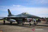 Pengunjung bersama keluarganya menyaksikan alutsista pesawat tempur F 16 dan helikopter puma saat berlangsung open base di Pangkalan Udara Sultan Iskandar Muda (SIM), Blang Bintang, kabupaten Aceh Besar, Aceh, Kamis (3/7/2025).  TNI AU menggelar open base kepada pelajar untuk mengisi kegiatan liburan sekolah dan masyarakat umum guna mengenal kedirgantaraan dan alutsista  pesawat tempur F 16 dan helikopter puma pascalatihan pertahanan  udara wilayah Sumatera. ANTARA FOTO/Ampelsa.