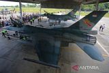 Pengunjung bersama keluarganya menyaksikan alutsista pesawat tempur F 16 dan helikopter puma saat berlangsung open base di Pangkalan Udara Sultan Iskandar Muda (SIM), Blang Bintang, kabupaten Aceh Besar, Aceh, Kamis (3/7/2025).  TNI AU menggelar open base kepada pelajar untuk mengisi kegiatan liburan sekolah dan masyarakat umum guna mengenal kedirgantaraan dan alutsista  pesawat tempur F 16 dan helikopter puma pascalatihan pertahanan  udara wilayah Sumatera. ANTARA FOTO/Ampelsa.
