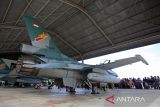Pengunjung bersama keluarganya menyaksikan alutsista pesawat tempur F 16 dan helikopter puma saat berlangsung open base di Pangkalan Udara Sultan Iskandar Muda (SIM), Blang Bintang, kabupaten Aceh Besar, Aceh, Kamis (3/7/2025).  TNI AU menggelar open base kepada pelajar untuk mengisi kegiatan liburan sekolah dan masyarakat umum guna mengenal kedirgantaraan dan alutsista  pesawat tempur F 16 dan helikopter puma pascalatihan pertahanan  udara wilayah Sumatera. ANTARA FOTO/Ampelsa.
