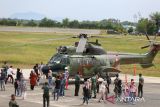 Pengunjung bersama keluarganya menyaksikan alutsista helikopter puma saat berlangsung open base di Pangkalan Udara Sultan Iskandar Muda (SIM), Blang Bintang, kabupaten Aceh Besar, Aceh, Kamis (3/7/2025).  TNI AU menggelar open base kepada pelajar untuk mengisi kegiatan liburan sekolah dan masyarakat umum guna mengenal kedirgantaraan dan alutsista  pesawat tempur F 16 dan helikopter puma pascalatihan pertahanan  udara wilayah Sumatera. ANTARA FOTO/Ampelsa.