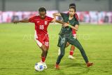  Pesepak bola Timnas Putri Indonesia Marsela Yuliana Awi (kiri) berebut bola dengan pesepak bola Timnas Putri Pakistan Rameen Fareed (kanan) saat pertandingan kualifikasi Piala Asia Wanita 2026 Grup D di Stadion Indomilk Arena, Kabupaten Tangerang, Banten, Rabu (2/7/2025). Timnas Putri Indonesia kalas atas Timnas Putri Pakistan dengan skor 0-2. ANTARA FOTO/Galih Pradipta/bar
