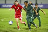 Pesepak bola Timnas Putri Indonesia Isa Guusje Warps (kiri) berebut bola dengan pesepak bola Timnas Putri Pakistan Isra Manzoor Khan (tengah) dan Suha Hirani (kanan) saat pertandingan kualifikasi Piala Asia Wanita 2026 Grup D di Stadion Indomilk Arena, Kabupaten Tangerang, Banten, Rabu (2/7/2025). Timnas Putri Indonesia kalas atas Timnas Putri Pakistan dengan skor 0-2. ANTARA FOTO/Galih Pradipta/bar 