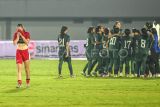 Pesepak bola Timnas Putri Indonesia Emily Julia Frederica menutup muka usai kalah atas Timnas Putri Pakistan saat pertandingan kualifikasi Piala Asia Wanita 2026 Grup D di Stadion Indomilk Arena, Kabupaten Tangerang, Banten, Rabu (2/7/2025). Timnas Putri Indonesia kalas atas Timnas Putri Pakistan dengan skor 0-2. ANTARA FOTO/Galih Pradipta/bar 