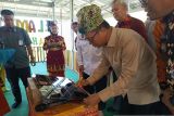 Menteri Desa dan Pembangunan Daerah Tertinggal Republik Indonesia Yandri Susanto saat meresmikan Koperasi Merah Putih di Desa Namang Kabupaten Bangka Tengah Provinsi Kepulauan Bangka Belitung pada Kamis (3/7/2025). Koperasi Desa (Kopdes) Merah Putih dapat dikembangkan sesuai dengan potensi desa masing-masing namun diwajibkan adanya geray-geray yang sudah ditentukan pemerintah seperti Gas Elpiji, pupuk, sembako, simpan pinjam, apotek desa, klinik desa dan lain sebagainya sehingga sesuai harapan Bapak Presiden RI Prabowo Subianto bahwa pelayanan kepada masyarakat desa harus prima dan tidak ada lagi kemiskinan dan korban rentenir.  (Antara Babel/ Aprionis)
