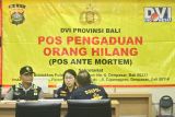 Petugas berkoordinasi di Pos Pengaduan Orang Hilang terkait tenggelamnya KMP Tunu Pratama Jaya di Pelabuhan Gilimanuk, Jembrana, Bali, Kamis (3/7/2025). Hingga Kamis (3/7) petang, tim SAR gabungan telah berhasil mengevakuasi enam orang korban meninggal dunia dan 29 orang korban selamat yang merupakan penumpang kapal yang tenggelam di Selat Bali setelah berlayar dari Pelabuhan Ketapang menuju Pelabuhan Gilimanuk. ANTARA FOTO/Fikri Yusuf/wsj.