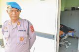 Polisi berjaga di dekat kantong jenazah korban tenggelamnya KMP Tunu Pratama Jaya di ruang jenazah RSU Negara, Jembrana, Bali, Kamis (3/7/2025). Hingga Kamis (3/7) petang, tim SAR gabungan telah berhasil mengevakuasi enam orang korban meninggal dunia dan 29 orang korban selamat yang merupakan penumpang kapal yang tenggelam di Selat Bali setelah berlayar dari Pelabuhan Ketapang menuju Pelabuhan Gilimanuk. ANTARA FOTO/Fikri Yusuf/wsj.