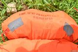 Pelampung korban tenggelamnya KMP Tunu Pratama Jaya tergeletak di RSU Negara, Jembrana, Bali, Kamis (3/7/2025). Hingga Kamis (3/7) petang, tim SAR gabungan telah berhasil mengevakuasi enam orang korban meninggal dunia dan 29 orang korban selamat yang merupakan penumpang kapal yang tenggelam di Selat Bali setelah berlayar dari Pelabuhan Ketapang menuju Pelabuhan Gilimanuk. ANTARA FOTO/Fikri Yusuf/wsj.
