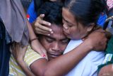 Korban selamat tenggelamnya KMP Tunu Pratama Jaya dipeluk keluarganya usai diserahkan oleh Tim SAR gabungan di Pelabuhan Ketapang, Banyuwangi, Jawa Timur, Kamis (3/7/2025). Sebanyak 21 orang korban selamat tenggelamnya KMP Tunu Pratama Jaya diserahkan kepada pihak keluarga. ANTARA FOTO/Budi Candra Setya/wsj.