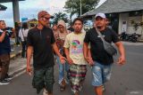 Korban selamat tenggelamnya KMP Tunu Pratama Jaya digandeng keluarganya usai diserahkan oleh Tim SAR gabungan di Pelabuhan Ketapang, Banyuwangi, Jawa Timur, Kamis (3/7/2025). Sebanyak 21 orang korban selamat tenggelamnya KMP Tunu Pratama Jaya diserahkan kepada pihak keluarga. ANTARA FOTO/Budi Candra Setya/wsj.