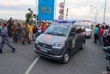 Mobil ambulans yang membawa korban selamat tenggelamnya KMP Tunu Pratama Jaya di Pelabuhan Ketapang, Banyuwangi, Jawa Timur, Kamis (3/7/2025). Sebanyak 21 orang korban selamat tenggelamnya KMP Tunu Pratama Jaya diserahkan kepada pihak keluarga. ANTARA FOTO/Budi Candra Setya/wsj.