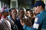 Korban selamat tenggelamnya KMP Tunu Pratama Jaya bersiap untuk diserahkan kepada keluarga usai mendapatkan perawatan kesehatan di Pelabuhan Ketapang, Banyuwangi, Jawa Timur, Kamis (3/7/2025). Sebanyak 21 orang korban selamat tenggelamnya KMP Tunu Pratama Jaya diserahkan kepada pihak keluarga. ANTARA FOTO/Budi Candra Setya/wsj.