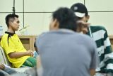 Korban selamat tenggelamnya KMP Tunu Pratama Jaya (kiri) beristirahat di Pelabuhan Gilimanuk, Jembrana, Bali, Kamis (3/7/2025). Hingga Kamis (3/7) petang, sebanyak 29 orang korban tenggelamnya KMP Tunu Pratama Jaya di Selat Bali setelah berlayar dari Pelabuhan Ketapang menuju Pelabuhan Gilimanuk berhasil dievakuasi dalam keadaan selamat. ANTARA FOTO/Fikri Yusuf/wsj.