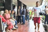 Korban selamat tenggelamnya KMP Tunu Pratama Jaya (kanan) berjalan membawa barang bawaan di Pelabuhan Gilimanuk, Jembrana, Bali, Kamis (3/7/2025). Hingga Kamis (3/7) petang, sebanyak 29 orang korban tenggelamnya KMP Tunu Pratama Jaya di Selat Bali setelah berlayar dari Pelabuhan Ketapang menuju Pelabuhan Gilimanuk berhasil dievakuasi dalam keadaan selamat. ANTARA FOTO/Fikri Yusuf/wsj.