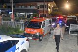 Mobil ambulans yang membawa jenazah korban tenggelamnya KMP Tunu Pratama Jaya saat proses pemulangan di Pelabuhan Gilimanuk, Jembrana, Bali, Kamis (3/7/2025). Sebanyak enam jenazah korban tenggelamnya KMP Tunu Pratama Jaya yang telah berhasil diindentifikasi dipulangkan ke Jawa Timur. ANTARA FOTO/Fikri Yusuf/wsj.
