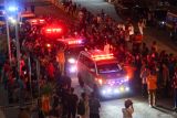 Iring-iringan mobil ambulans yang membawa jenazah korban tenggelamnya KMP Tunu Pratama Jaya di Pelabuhan Ketapang, Banyuwangi, Jawa Timur, Kamis (3/7/2025). Sebanyak enam korban meninggal dunia yang ditemukan Tim SAR gabungan telah diserahkan kepada pihak keluarga dan selanjutnya pencarian korban yang belum diketemukan akan dilanjutkan esok hari. ANTARA FOTO/Budi Candra Setya/wsj.