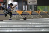 Peboling Kalimantan Timur Mahatma Widi melempar bola saat bertanding dalam nomor U-15 Kejuaraan Nasional Boling 2025 di Jaya Ancol Bowling Center, Jakarta, Kamis (3/7/2025). Sebanyak 72 atlet dari sembilan provinsi mengikuti Kejuaraan Nasional Boling 2025 yang mempertandingkan enam kategori U-25 Putra, U-25 Putri, U-21 Putra, U-21 Putri, U-15 Putra, dan U-15 Putri dan berlangsung hingga 5 Juli 2025. Antara Kaltim/Fauzan/tom/mrh