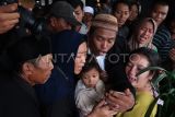 Keluarga melakukan panggilan video dengan korban selamat KMP Tunu Pratama Jaya yang tenggelam di Selat Bali di posko pengaduan Pelabuhan Ketapang, Banyuwangi, Jawa Timur, Kamis (3/7/2025). Timsar gabungan berhasil menemukan 14 korban selamat dari total manifest sebanyak 53 penumpang dan 12 kru kapal. ANTARA FOTO/Budi Candra Setya/bar