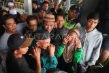 Keluarga korban menanti kabar pencarian korban KMP Tunu Pratama Jaya yang tenggelam di Selat Bali di Posko pengaduan Pelabuhan Ketapang, Banyuwangi, Jawa Timur, Kamis (3/7/2025). Timsar gabungan berhasil menemukan 14 korban selamat dari total manifest sebanyak 53 penumpang dan 12 kru kapal. ANTARA FOTO/Budi Candra Setya/bar