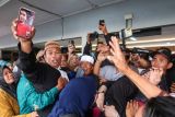 Keluarga menunjukan panggilan video dengan anaknya yang menjadi korban selamat tenggelamnya KMP Tunu Pratama Jaya di posko pengaduan di Pelabuhan Ketapang, Banyuwangi, Jawa Timur, Kamis (3/7/2025). Timsar gabungan berhasil menemukan 14 korban selamat dari total manifest sebanyak 53 penumpang dan 12 kru kapal. ANTARA FOTO/Budi Candra Setya/bar