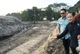 Menteri Lingkungan Hidup/Kepala BPLH Hanif Faisol Nurofiq (kanan) didampingi Wali Kota Samarinda Andi Harun (kedua kanan) saat melakukan kunjungan di Tempat Pemrosesan Akhir (TPA) Sambutan, Samarinda, Kalimantan Timur, Kamis (3/7/2025). Dalam kunjungannya itu Hanif Faisol Nurofiq menegaskan bahwa praktik sistem pengelolaan sampah dengan cara membuang sampah di lahan terbuka tanpa perlakuan atau penutupan khusus (open dumping) dalam pengelolaan sampah harus segera diakhiri, dikarenakan bagian dari upaya nasional untuk memperbaiki sistem pengelolaan sampah yang lebih ramah lingkungan. Antara Kaltim/M Risyal Hidayat