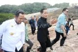Menteri Lingkungan Hidup/Kepala BPLH Hanif Faisol Nurofiq (tengah) berbincang dengan Gubernur Kalimantan Timur Rudy Mas'ud (kiri) dan Wali Kota Samarinda Andi Harun (kanan) saat melakukan kunjungan di Tempat Pemrosesan Akhir (TPA) Sambutan, Samarinda, Kalimantan Timur, Kamis (3/7/2025). Dalam kunjungannya itu Hanif Faisol Nurofiq menegaskan bahwa praktik sistem pengelolaan sampah dengan cara membuang sampah di lahan terbuka tanpa perlakuan atau penutupan khusus (open dumping) dalam pengelolaan sampah harus segera diakhiri, dikarenakan bagian dari upaya nasional untuk memperbaiki sistem pengelolaan sampah yang lebih ramah lingkungan. Antara Kaltim/M Risyal Hidayat