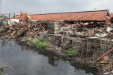 Ekskavator membongkar lapak pedagang di Pasar Pacar Keling, Surabaya, Jawa Timur, Kamis (3/7/2025). Pemkot Surabaya membongkar lapak-lapak yang ditempati 133 pedagang Pasar Pacar Keling yang berdiri di pinggiran sungai untuk selanjutnya dibangun jalan raya. ANTARA Jatim/Didik Suhartono/mas.