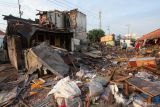 Warga berjalan di atas puing-puing lapak di Pasar Pacar Keling, Surabaya, Jawa Timur, Kamis (3/7/2025). Pemkot Surabaya membongkar lapak-lapak pedagang Pasar Pacar Keling yang berdiri di pinggiran sungaiÂ  untuk selanjutnya dibangun jalan raya. ANTARA Jatim/Didik Suhartono/mas.