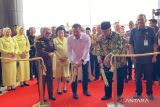 Jaksa Agung RI ST. Burhanuddin (kemeja putih) memotong pita bunga didampingi Gubernur Kalimantan Selatan (Kalsel) Muhidin (kedua kanan) dan Kepala Kejaksaan Tinggi (Kejati) Kalsel Rina Virawati (kiri depan) saat meresmikan gedung baru Kejati Kalsel di Banjarbaru, Kamis (3/7/2025). Jaksa Agung melakukan kunjungan kerja di wilayah Kalsel termasuk meresmikan Kantor Kejati Kalsel dan mendatangi Kejari Banjarmasin. ANTARA/Firman
