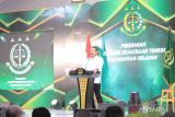 Jaksa Agung RI ST. Burhanuddin (kemeja putih) menyampaikan sambutan saat meresmikan gedung baru Kejati Kalsel di Banjarbaru, Kamis (3/7/2025). Jaksa Agung melakukan kunjungan kerja di wilayah Kalsel termasuk meresmikan Kantor Kejati Kalsel dan mendatangi Kejari Banjarmasin. ANTARA/Firman