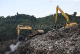 Petugas mengoperasikan eskavator di Tempat Pemrosesan Akhir (TPA) di Sambutan, Samarinda, Kalimantan Timur, Kamis (3/7/2025). Pemerintah Kota Samarinda melalui Dinas Lingkungan Hidup (DLH) akan melakukan penataan ulang TPA Sambutan agar lebih ramah lingkungan dengan membenahi sistem pengolahan sampah, termasuk IPAL (Instalasi Pengolahan Air Limbah) dan akan membangun Pembangkit Listrik Tenaga Sampah (PLTSa) yang ditargetkan mulai beroperasi pada akhir 2025. Antara Kaltim/M Risyal Hidayat