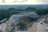 Foto udara petugas mengoperasikan eskavator di Tempat Pemrosesan Akhir (TPA) di Sambutan, Samarinda, Kalimantan Timur, Kamis (3/7/2025). Pemerintah Kota Samarinda melalui Dinas Lingkungan Hidup (DLH) akan melakukan penataan ulang TPA Sambutan agar lebih ramah lingkungan dengan membenahi sistem pengolahan sampah, termasuk IPAL (Instalasi Pengolahan Air Limbah) dan akan membangun Pembangkit Listrik Tenaga Sampah (PLTSa) yang ditargetkan mulai beroperasi pada akhir 2025. Antara Kaltim/M Risyal Hidayat