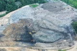 Foto udara petugas mengoperasikan eskavator di Tempat Pemrosesan Akhir (TPA) di Sambutan, Samarinda, Kalimantan Timur, Kamis (3/7/2025). Pemerintah Kota Samarinda melalui Dinas Lingkungan Hidup (DLH) akan melakukan penataan ulang TPA Sambutan agar lebih ramah lingkungan dengan membenahi sistem pengolahan sampah, termasuk IPAL (Instalasi Pengolahan Air Limbah) dan akan membangun Pembangkit Listrik Tenaga Sampah (PLTSa) yang ditargetkan mulai beroperasi pada akhir 2025. Antara Kaltim/M Risyal Hidayat