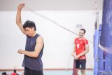 Pevoli Timnas Indonesia Farhan Halim (kiri) melakukan pemanasan saat sesi latihan di Surabaya, Jawa Timur, Kamis (3/7/2025). Pemusatan latihan atau training camp (TC) Timnas Bola Voli Indonesia tersebut diikuti oleh 14 pemain sebagai persiapan mengikuti SEA V League 2025 di Filipina pada 9 Juli mendatang. Antara Jatim/Rizal Hanafi/um