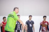 Pelatih Timnas Bola Voli Indonesia Jeff Jiang Jie (kedua kiri) memberikan instruksi saat sesi latihan di Surabaya, Jawa Timur, Kamis (3/7/2025). Pemusatan latihan atau training camp (TC) Timnas Bola Voli Indonesia tersebut diikuti oleh 14 pemain sebagai persiapan mengikuti SEA V League 2025 di Filipina pada 9 Juli mendatang. Antara Jatim/Rizal Hanafi/um