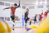 Sejumlah pevoli Timnas Indonesia melakukan pemanasan saat sesi latihan di Surabaya, Jawa Timur, Kamis (3/7/2025). Pemusatan latihan atau training camp (TC) Timnas Bola Voli Indonesia tersebut diikuti oleh 14 pemain sebagai persiapan mengikuti SEA V League 2025 di Filipina pada 9 Juli mendatang. Antara Jatim/Rizal Hanafi/um