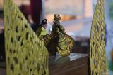 Dalang memainkan wayang potehi berjudul Legenda Entit di Perguruan Taman Siswa, Kota Kediri, Jawa Timur, Kamis (3/7/2025). Pementasan wayang potehi khas Tionghoa tersebut mengangkat cerita rakyat Jawa Timur Legenda Entit yang mengisahkan pertemuan kembali Raden Panji Asmorobangun dengan Galuh Candrakirana guna memperingati HUT ke-103 Perguruan Taman Siswa. Antara Jatim/Prasetia Fauzani/um